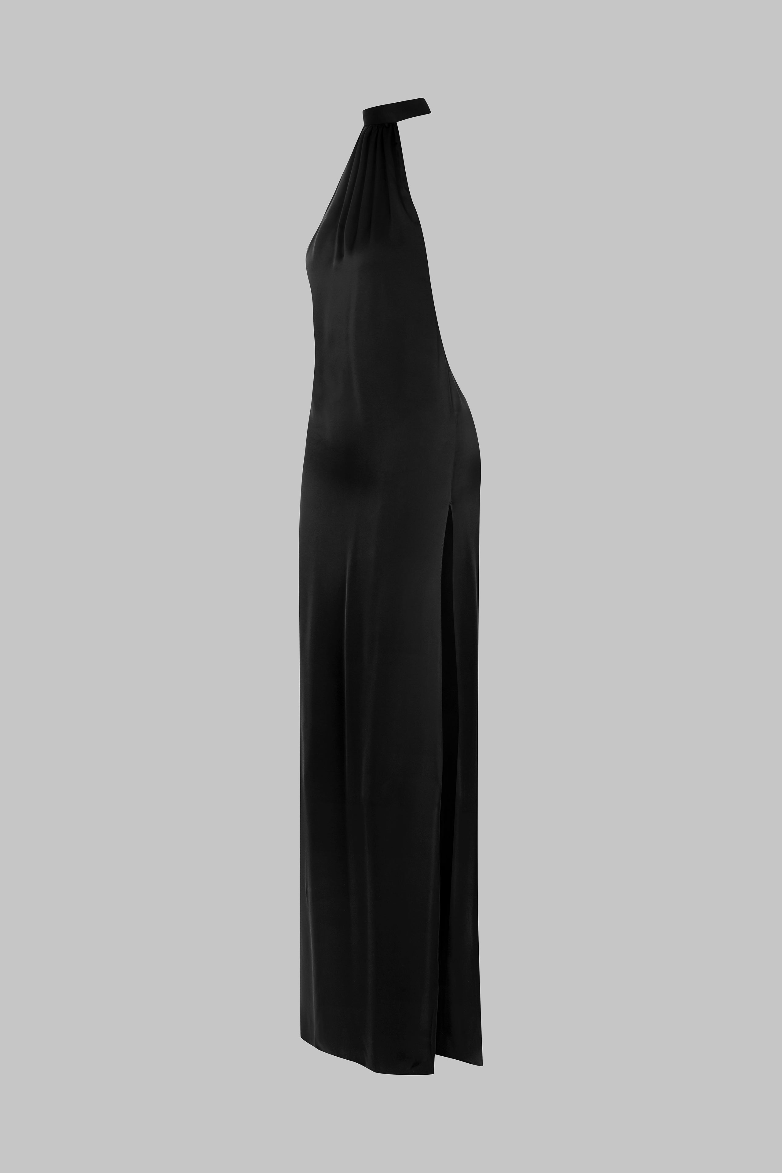 017 - Langes, rückenfreies Kleid aus Satin mit amerikanischem Ausschnitt
