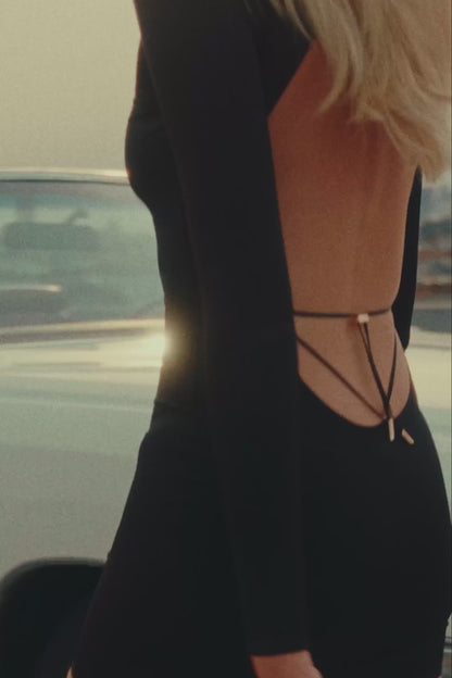 Kurzes Kleid mit Rückenausschnitt und langen Ärmeln - French Kiss